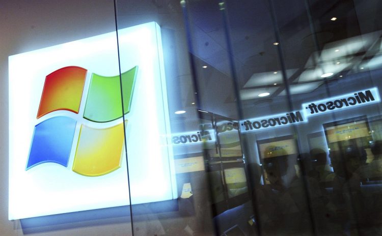Fotografía tomada el 24 de octubre de 2011 que muestra el logotipo de Windows en una tienda de Microsoft en Budapest (Hungría). EFE/ Zoltan Mathe /ARCHIVO