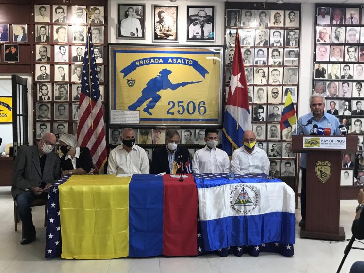 El presidente de la brigada, el cubano-estadounidense Johnny López de la Cruz (d), habla hoy viernes durante el acto denominado "por el cese de la violencia y la restitución del respeto a las instituciones colombianas" celebrado en la sede de la Brigada 2506 en Miami, Florida (EE.UU.). EFE/Ana Mengotti