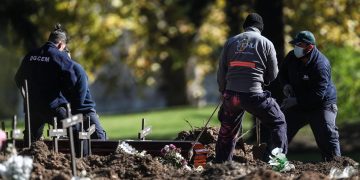 Luto en Latinoamérica, la región con más muertes diarias relativas por covid-19