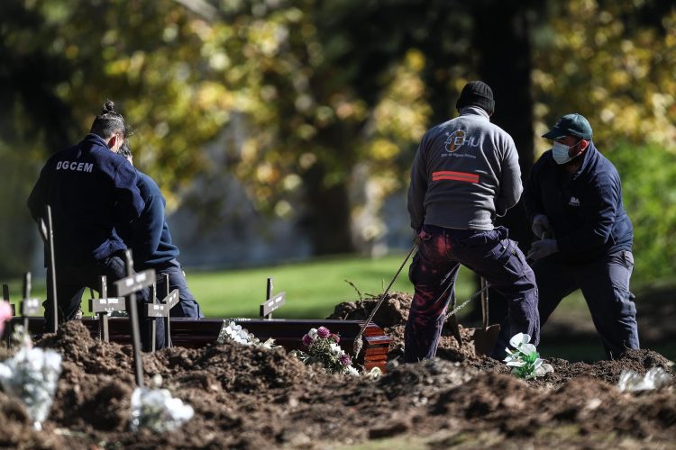 Empleados trabajan en el cementerio de la Chacarita el pasado 11 de mayo de 2021 en la Ciudad de Buenos Aires. EFE/Juan Ignacio Roncoroni