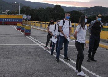 Venezuela y Colombia abrirán progresivamente la frontera, cerrada al paso vehicular desde 2015