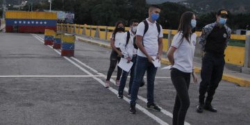 Venezuela y Colombia abrirán progresivamente la frontera, cerrada al paso vehicular desde 2015