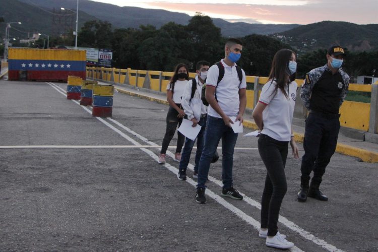 Imagen de archivo de estudiantes venezolanos ingresan a territorio colombiano por el puente Simón Bolívar, que une a San Antonio del Táchira (Venezuela) y Cúcuta (Colombia).EFE/ Mario Caicedo /Archivo
