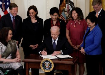 Biden firma una ley para acabar con los crímenes de odio contra los asiáticos