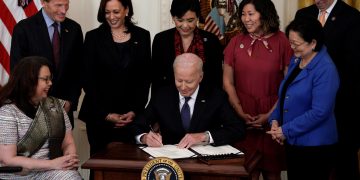 Biden firma una ley para acabar con los crímenes de odio contra los asiáticos