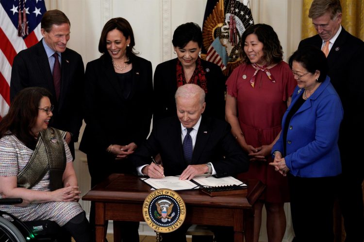 El presidente de EE.UU., Joe Biden, firma una ley destinada a articular una rápida respuesta federal frente al incremento de los crímenes de odio contra la población asiática, en la Casa Blanca en Washington (EE.UU.), hoy 20 de mayo de 2021. EFE/Yuri Gripas/Pool