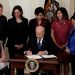 Biden firma una ley para acabar con los crímenes de odio contra los asiáticos