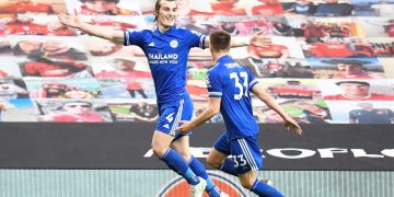 1-2. El Leicester pone fin a la resistencia del United y hace campeón al City