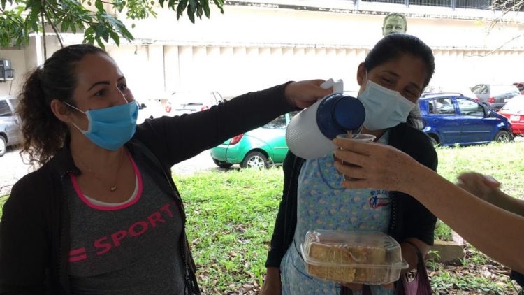 Erika Inestrosa vende café en el Hospital Central de San Cristóbal desde hace siete meses. Tiene 11 años laborando como camarera. Carlos E Ramírez