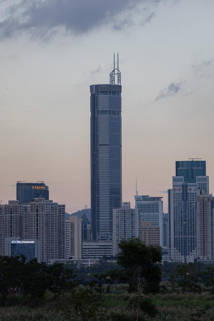 Vista del edificio SEG Plaza de Shenzhen, visto desde territorio de Hong Kong este martes. EFE