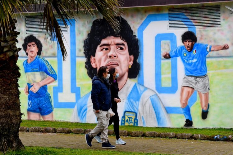 La junta conformada por la Justicia argentina para investigar la posible negligencia médica en la muerte de Maradona concluyó que el desempeño del equipo de salud fue "inadecuado, deficiente y temerario". EFE/EPA/CIRO FUSCO/Archivo