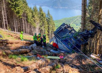 Ascienden a 12 los muertos en el accidente de una cabina de teleférico en Italia