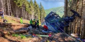 Ascienden a 12 los muertos en el accidente de una cabina de teleférico en Italia