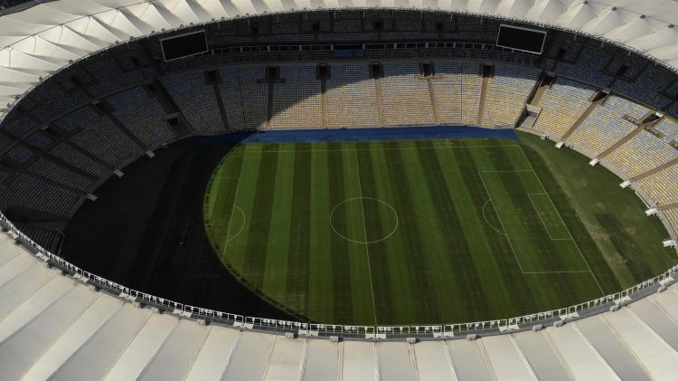 Fotografía área con un dron donde se ve el campo y tribunas del estadio Maracaná. EFE/Antonio Lacerda/Archivo