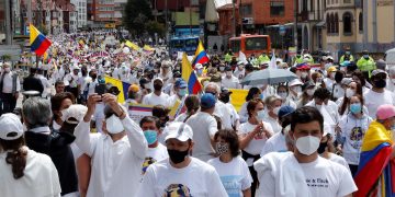 Miles de personas marchan contra el paro en Colombia en medio de un clima de tensión