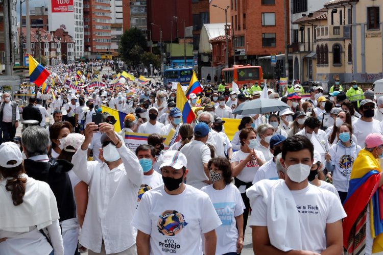Miles de personas fueron registradas este domingo, durante una marcha que rechaza y pide el fin del "Paro Nacional" y la violencia generada en medio de las manifestaciones contra el Gobierno, que completaron un mes, en Bogotá (Colombia). EFE/ Mauricio Dueñas Castañeda