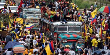 Indígenas colombianos parten de Cali al sur del país en una colorida caravana