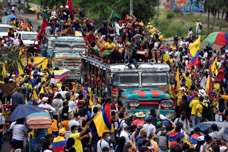 La minga indígena hace un recorrido por algunas calles para retornar a sus territorios, luego de apoyar el Paro Nacional hoy en Cali (Colombia). EFE/Ernesto Guzmán Jr.