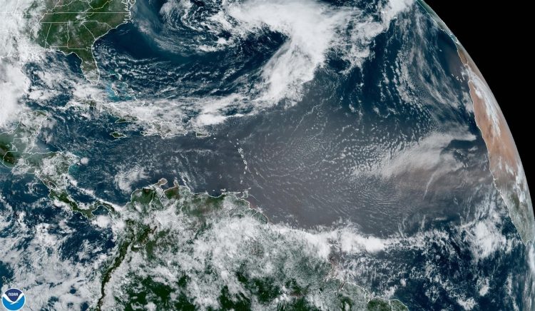 Fotografía satelital cedida por la Oficina Nacional de Administración Oceánica y Atmosférica (NOAA) a través del Centro Nacional de Huracanes (NHC) de Estados Unidos donde se muestra la situación en El Caribe a las 9:10 hora local (13.10 GMT) del jueves 20 de mayo. EFE/NOAA-NHC