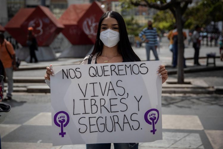 Una mujer participa de una manifestación en la Plaza Brion, el 8 de marzo de 2021, en Caracas (Venezuela). EFE/ Rayner Peña/Archivo