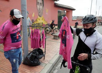 A más de 9.000 kilómetros, el pueblo de Bernal celebra el título del Giro
