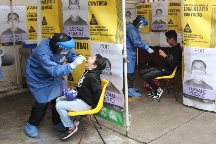 Trabajadores del sector Salud practican la prueba rápida de la Covid-19 en un quioscos instalado en Ciudad de México (México). EFE/ José Pazos/Archivo