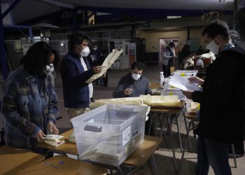 La participación en los históricos comicios de Chile apenas superó el 43 %