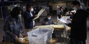 La participación en los históricos comicios de Chile apenas superó el 43 %