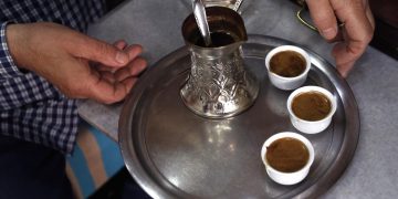 El secreto del mejor café: una buena molienda con mortero en Sarajevo