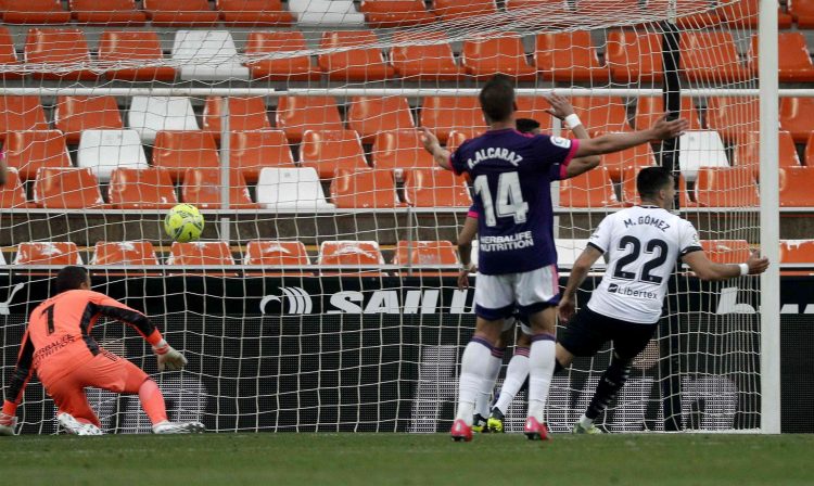 El delantero uruguayo del Valencia CF, Maxi Gómez (d) anota el 1-0 ante el Real Valladolid durante el partido correspondiente a la 35ª jornada de LaLiga disputado en el estadio de Mestalla. EFE/Manuel Bruque