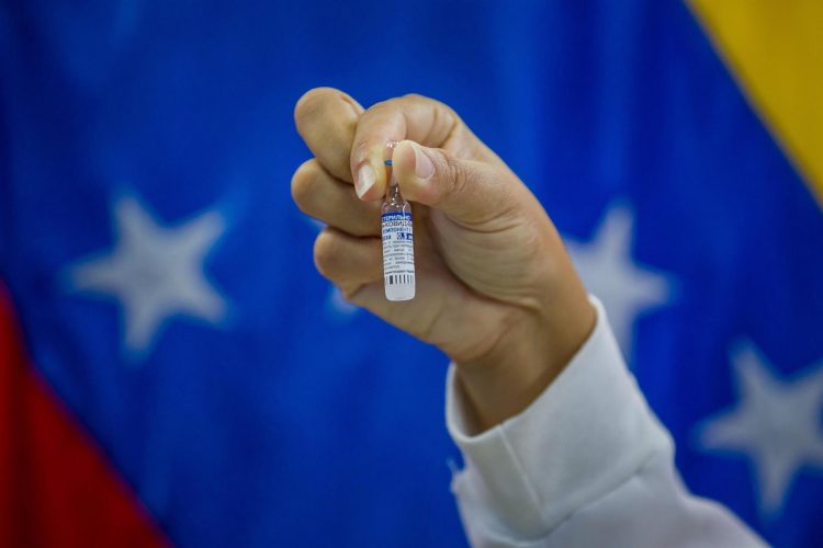 Una enfermera muestra una dosis de la vacuna Sputnik V contra la covid-19 durante una jornada de vacunación al personal médico del Hospital Domingo Luciani el 22 de febrero de 2021 en Caracas (Venezuela). EFE/ Miguel Gutiérrez