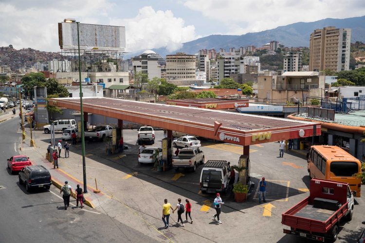 Vista de vehículos que hacen fila para aprovisionarse de combustible en Venezuela. EFE/Miguel Gutiérrez/Archivo