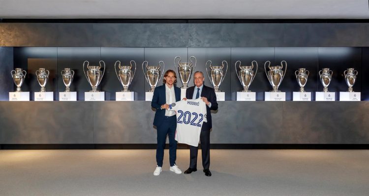 El presidente del Real Madrid, Florentino Pérez (d), posa junto al centrocampista croata Luka Modric (i), después de que este martes hayan acordado la ampliación de su contrato hasta el 30 de junio de 2022. EFE/ Real Madrid