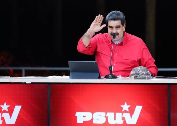 Maduro anuncia elección interna de candidatos chavistas a comicios regionales