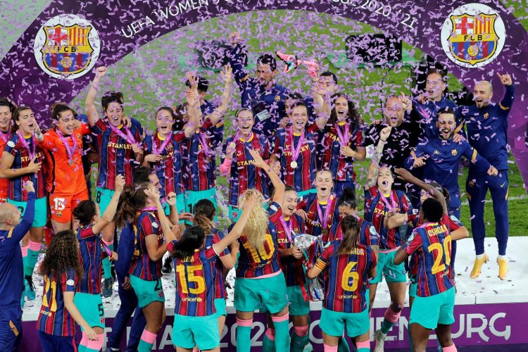 Las jugadoras del FC Barcelona levantan la copa tras vencer al Chelsea CF por 0-4 en la final de la Liga de Campeones femenina que ambos equipos han disputado en el estadio Gamla Ullevi de Goteburgo (Suecia). EFE/Juan Carlos Cárdenas