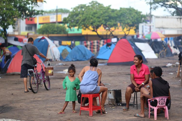 Refugiados venezolanos en la plaza Simón Bolívar en la ciudad de Boa Vista, capital del estado de Roraima (Brasil). EFE/Joédson Alves/Archivo