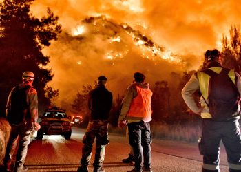 Evacuan siete poblaciones en Grecia por un gran incendio forestal