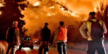 Evacuan siete poblaciones en Grecia por un gran incendio forestal