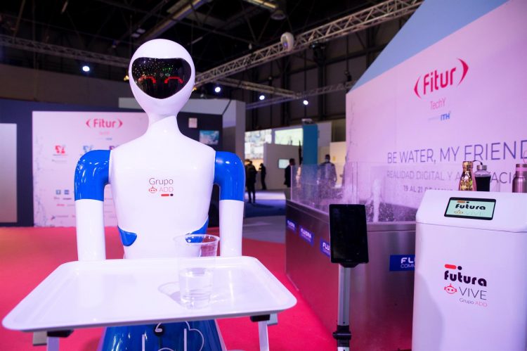 Un robot camarero ofrece agua a los visitantes en un estand de la Feria Internacional de Turismo Fitur 2021