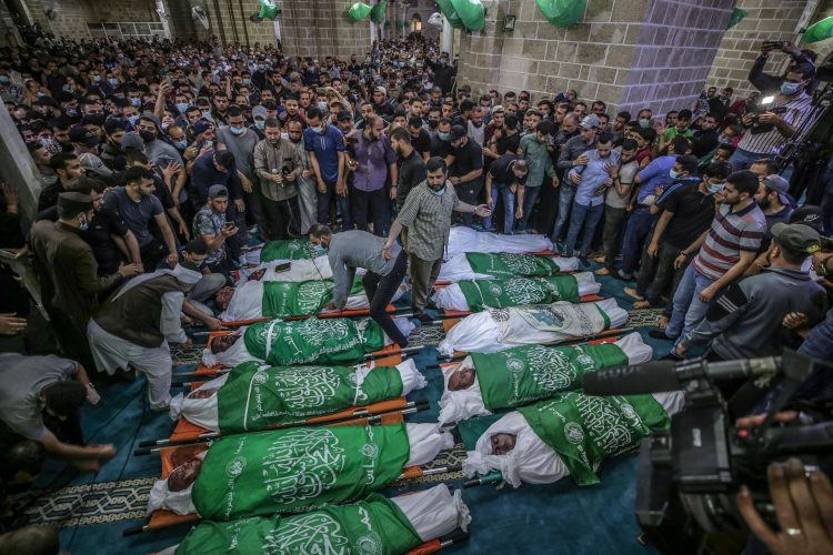 Funeral de 15 palestinos que murieron en un ataque aéreo de las Fuerzas israelíes, este jueves en Gaza. Los palestinos muertos en Gaza en la actual escalada de violencia con Israel ascendieron hoy a 67, entre ellos 17 niños y 6 mujeres. Desde este lunes, los grupos islamistas Hamás y Yihad Islámica lanzaron en torno a 1.600 cohetes hacia Israel -400 de ellos fallidos que cayeron en la misma franja. EFE/Haitham Imad
