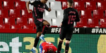 1-4. El Real Madrid gana en Granada y mantiene la pugna con el Atlético