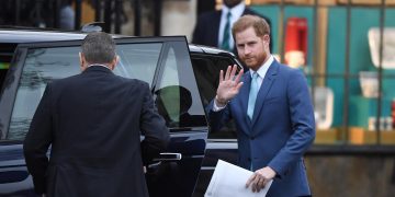 Los cortesanos quieren que el príncipe Enrique renuncie a su título