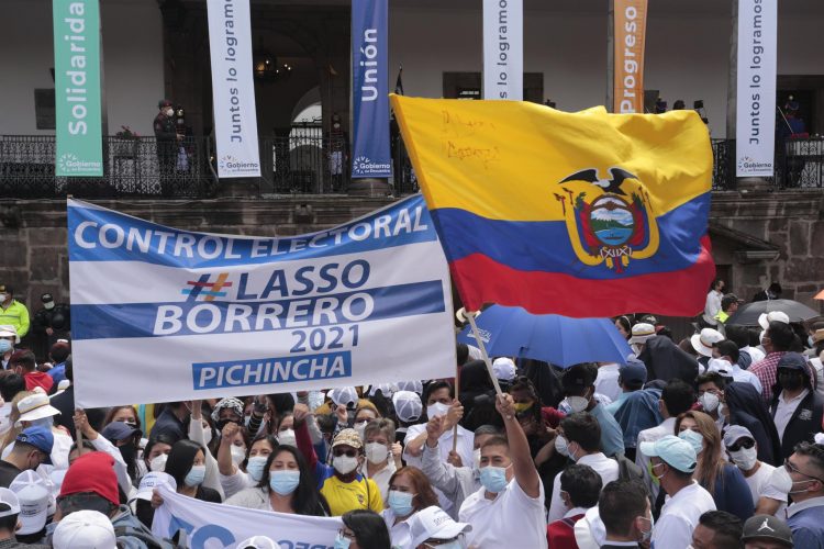Cientos de seguidores animan al nuevo presidente de Ecuador, Guillermo Lasso, a su legada al Palacio de Carondelet, en Quito (Ecuador). EFE/ Santiago Fernández