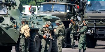 Venezuela envía más militares a zona de combates fronterizos, según una ONG
