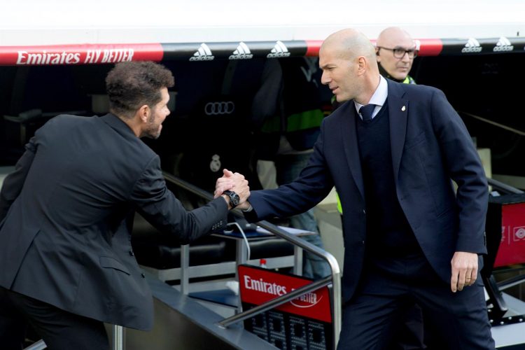 El entrenador Diego Simeone (i) del Atlético de Madrid se saluda con el del Real Madrid Zinedine Zidane, durante un partido de Liga. EFE
