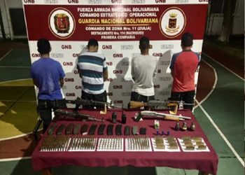 Agarran a cuatro colombianos full de armas de guerra