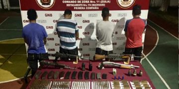 Agarran a cuatro colombianos full de armas de guerra