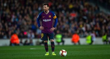 Doblete de Messi mantiene en carrera al FC Barcelona por el título de LaLiga