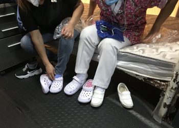 Cambiar de zapatos y uniformes: el “imposible” de enfermeras y camareras del Hospital de San Cristóbal