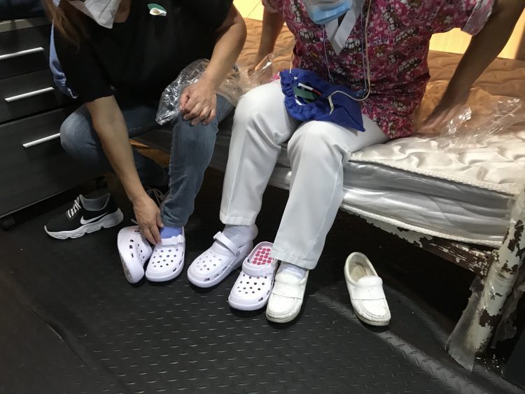 Enfermeras y camareras del Hospital Central de San Cristóbal dependen de ayudas externas para cambiar de zapatos. Carlos Eduardo Ramírez